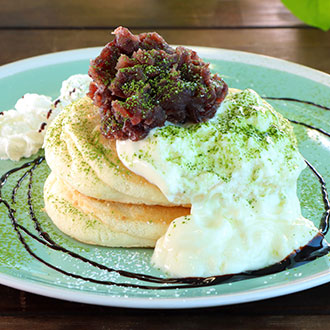 あずき抹茶とバニラヨーグルトがけパンケーキ