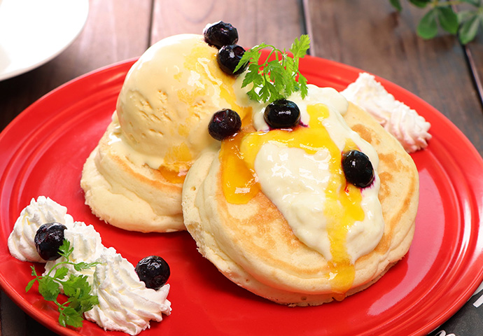 バニラアイスとバニラヨーグルトがけパンケーキ